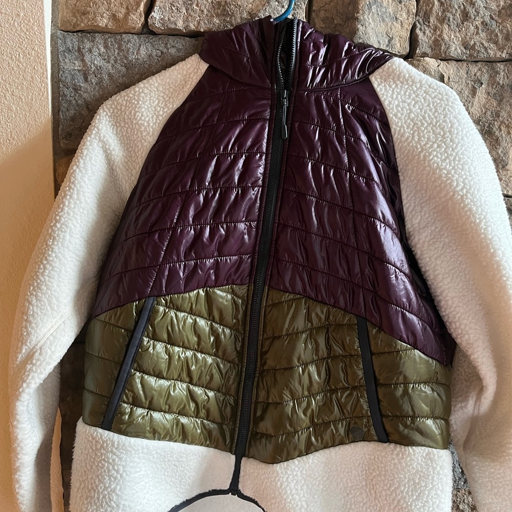 Women’s medium Mountain Hardwear thermal jacket